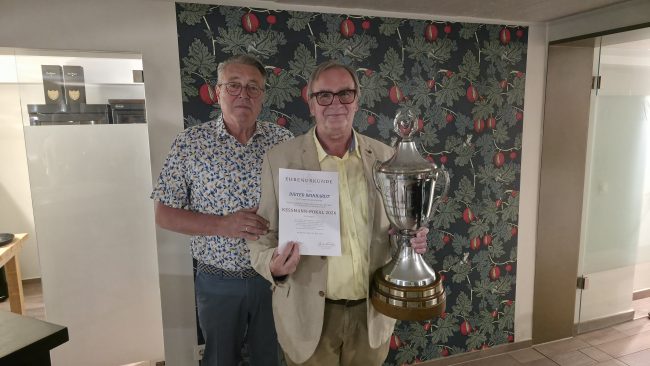 Wolfang Busse und Dieter Reinhardt mit dem Kessmannpokal und der Urkunde.