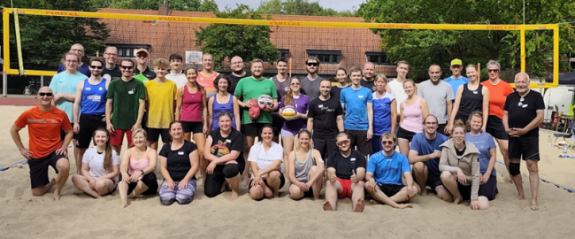 Alle Teilnehmerinnen und Teilnehmer des "kleinen" Beachvolleyballturnieres
