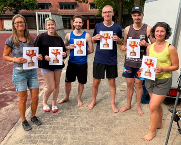 Die Siegerinnen und Sieger des Beachvolleyballturniers 2026: Jutta, Jette, Leon, Sebastian, Magnus, Ulrike